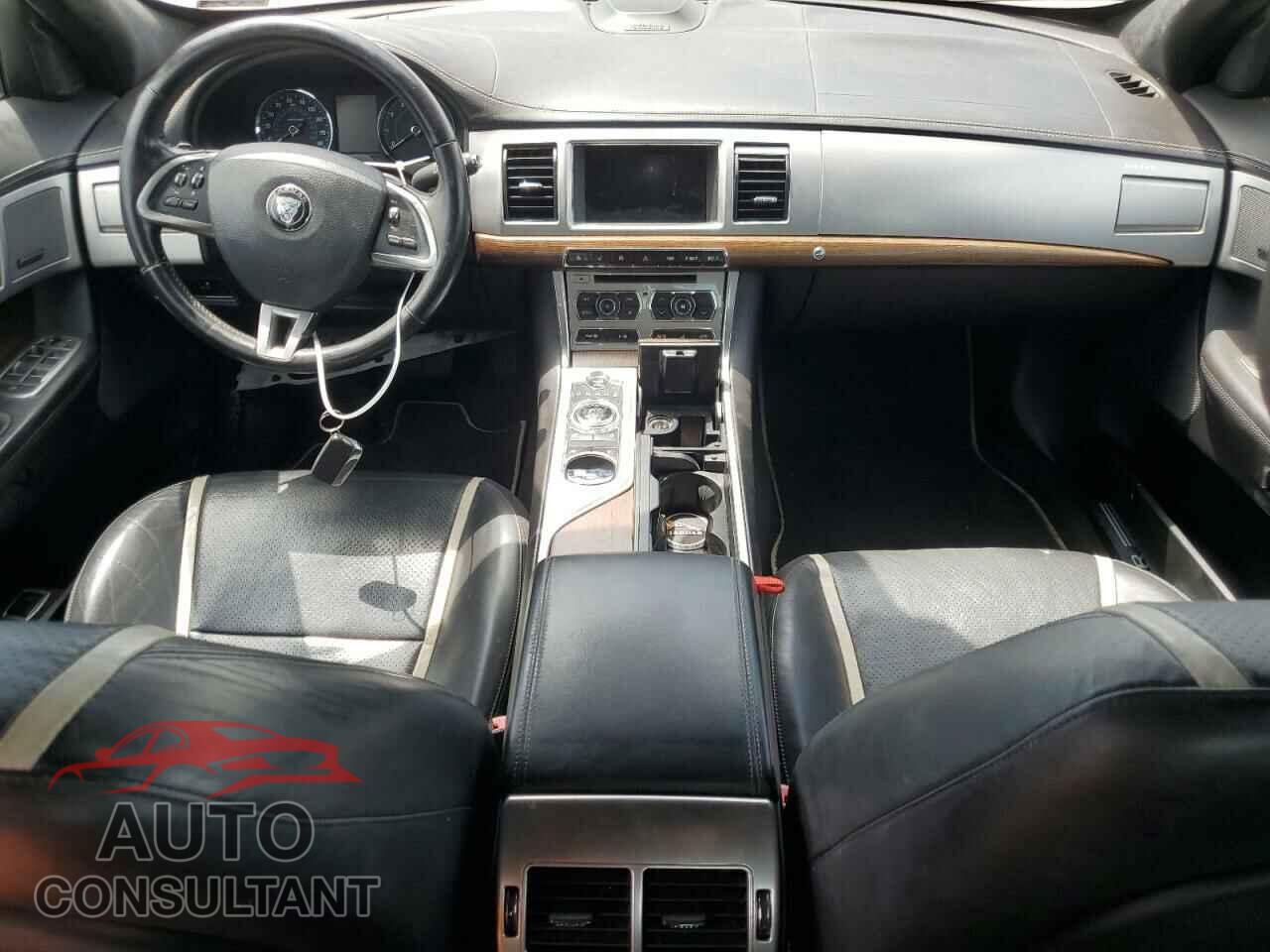 JAGUAR XF 2015 - SAJWA0F74F8U53237