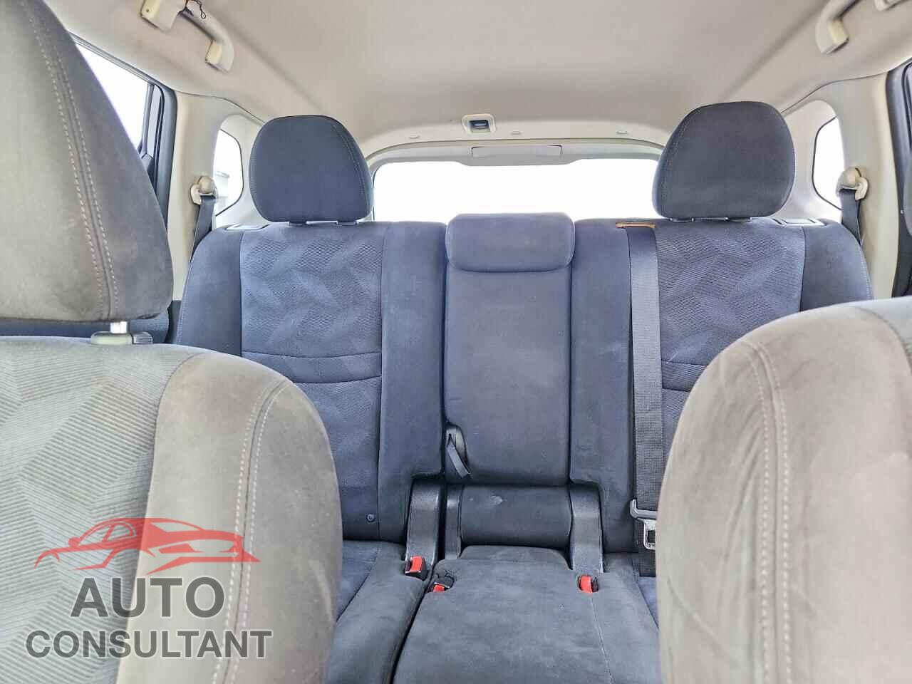 NISSAN ROGUE 2015 - KNMAT2MT7FP512625