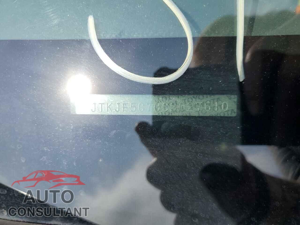 TOYOTA SCION 2012 - JTKJF5C70C3027610