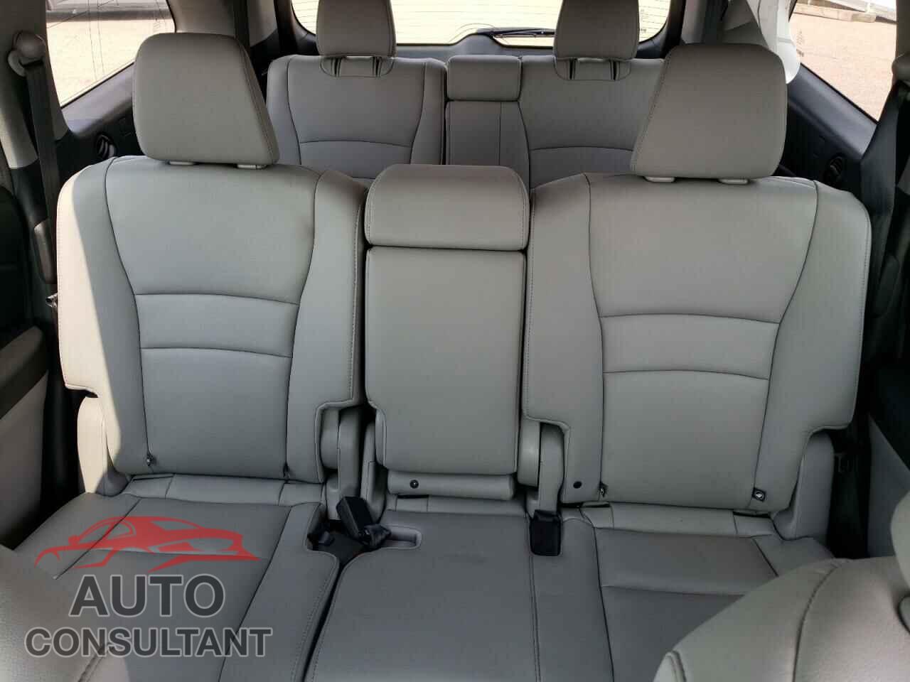 HONDA PILOT 2018 - 5FNYF6H56JB014556