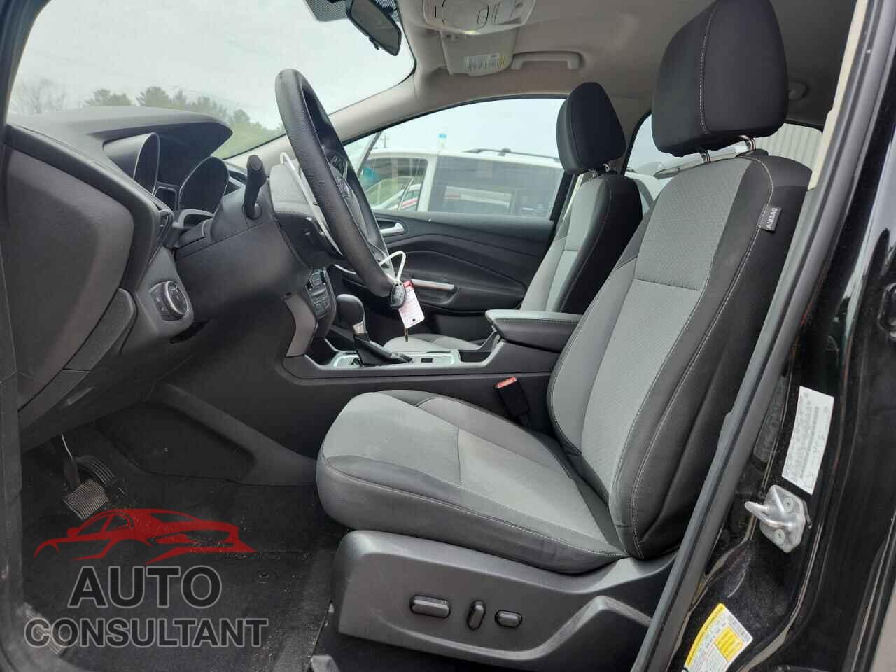 FORD ESCAPE 2017 - 1FMCU0GD6HUC77360