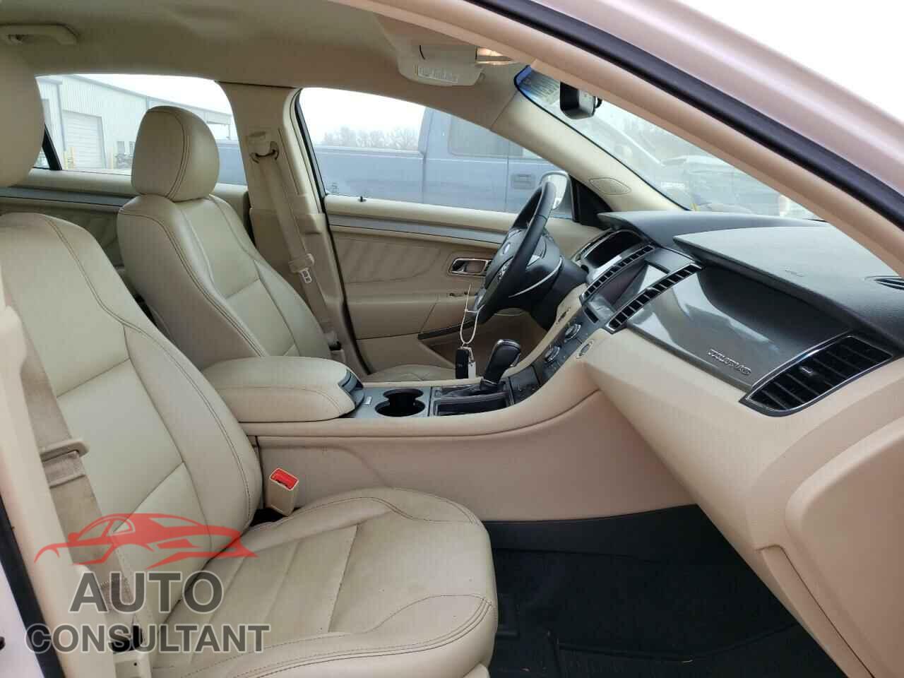 FORD TAURUS 2018 - 1FAHP2E86JG104077