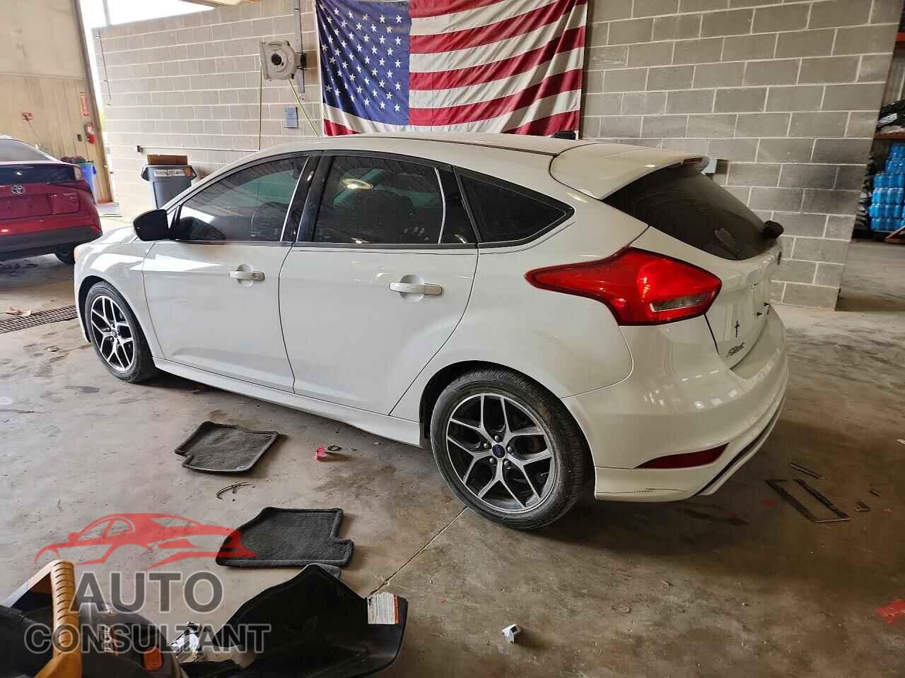 FORD FOCUS 2015 - 1FADP3K21FL304447