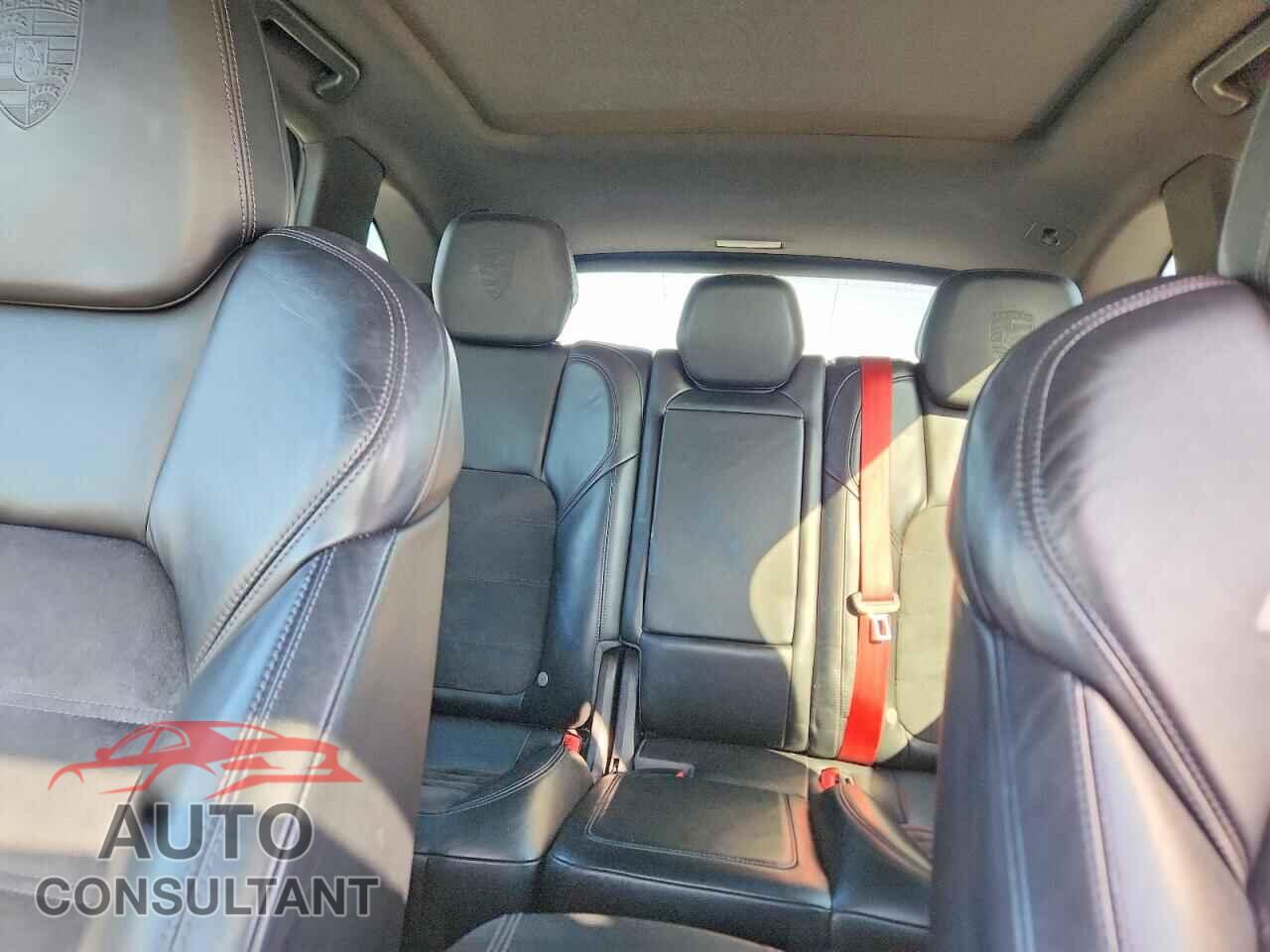 PORSCHE CAYENNE 2018 - WP1AA2A23JKA03492