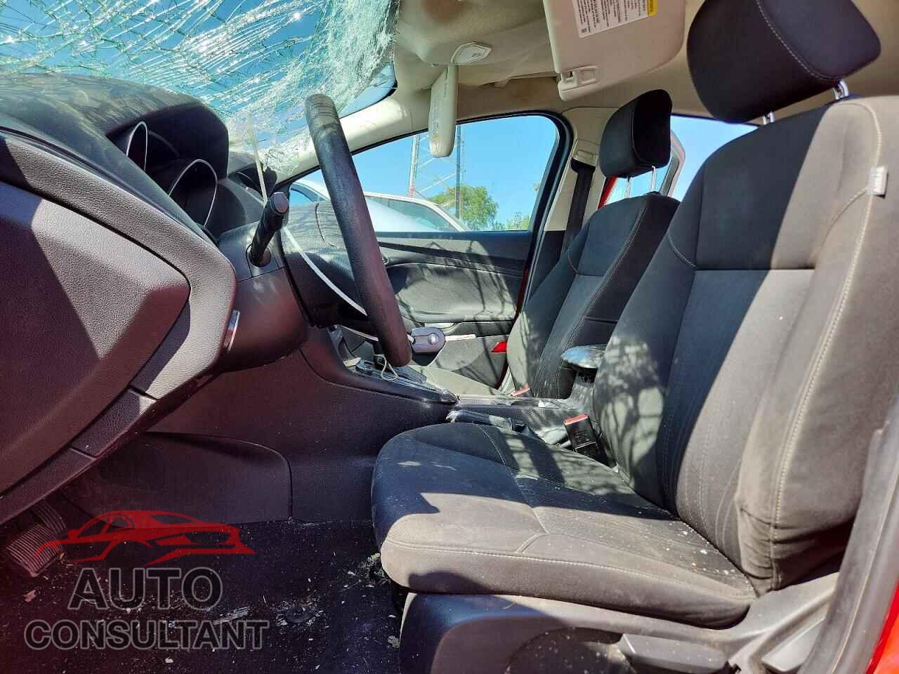 FORD FOCUS 2015 - 1FADP3F24FL228913