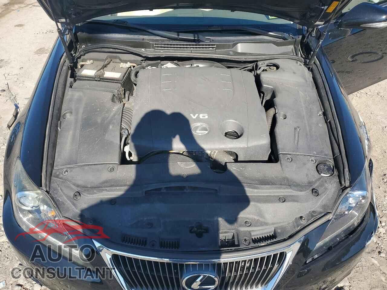 LEXUS IS 2011 - JTHCF5C27B5051943