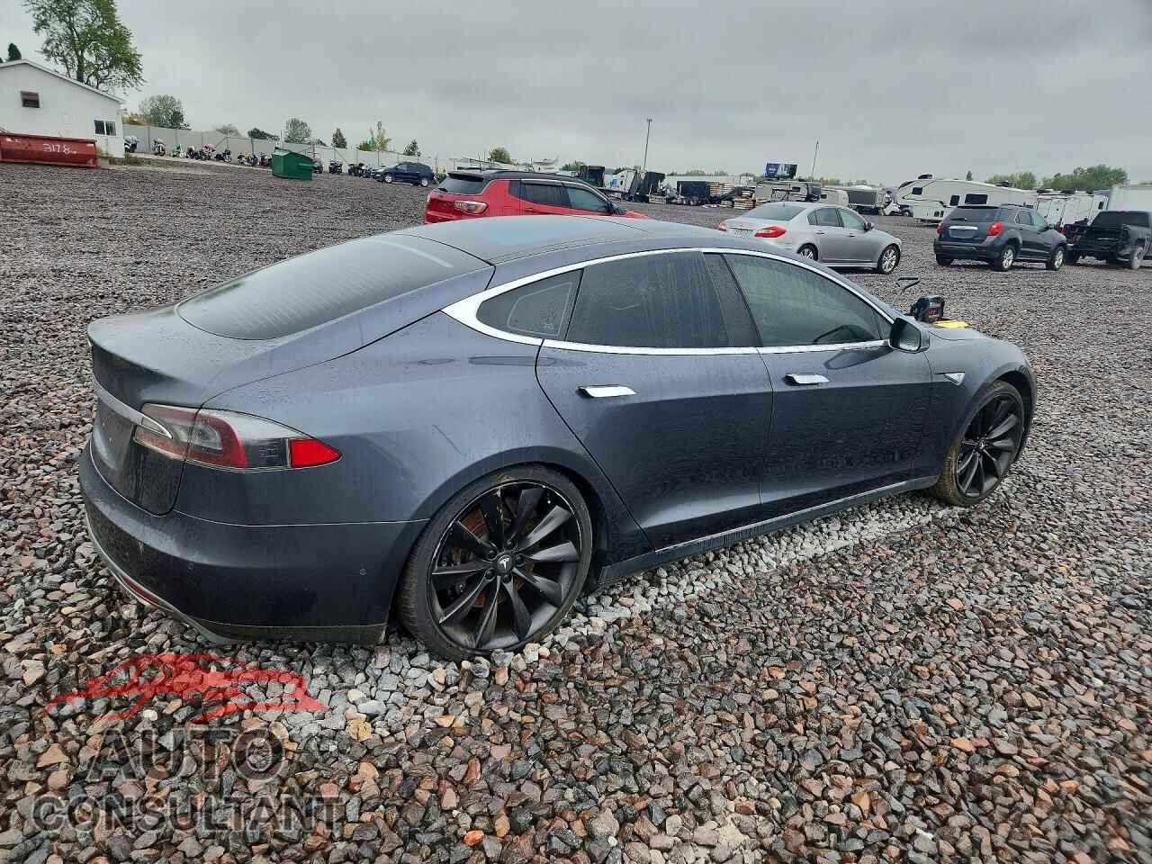 TESLA MODEL S 2015 - 5YJSA1H28FF083074