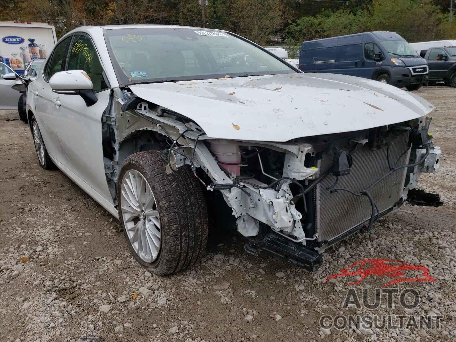 TOYOTA CAMRY 2018 - 4T1B11HK4JU035907