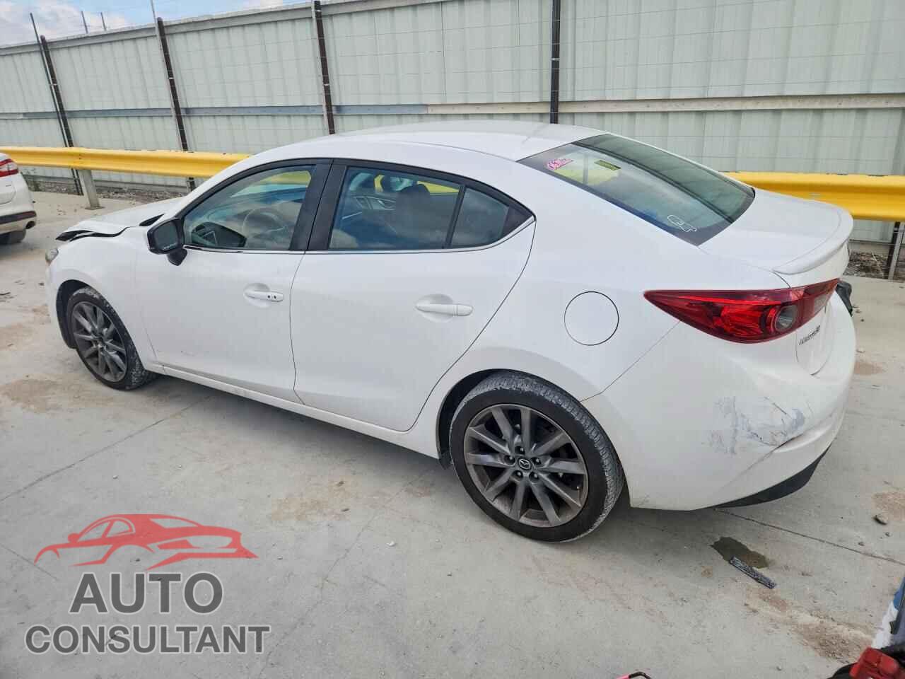 MAZDA 3 2018 - 3MZBN1V32JM209609