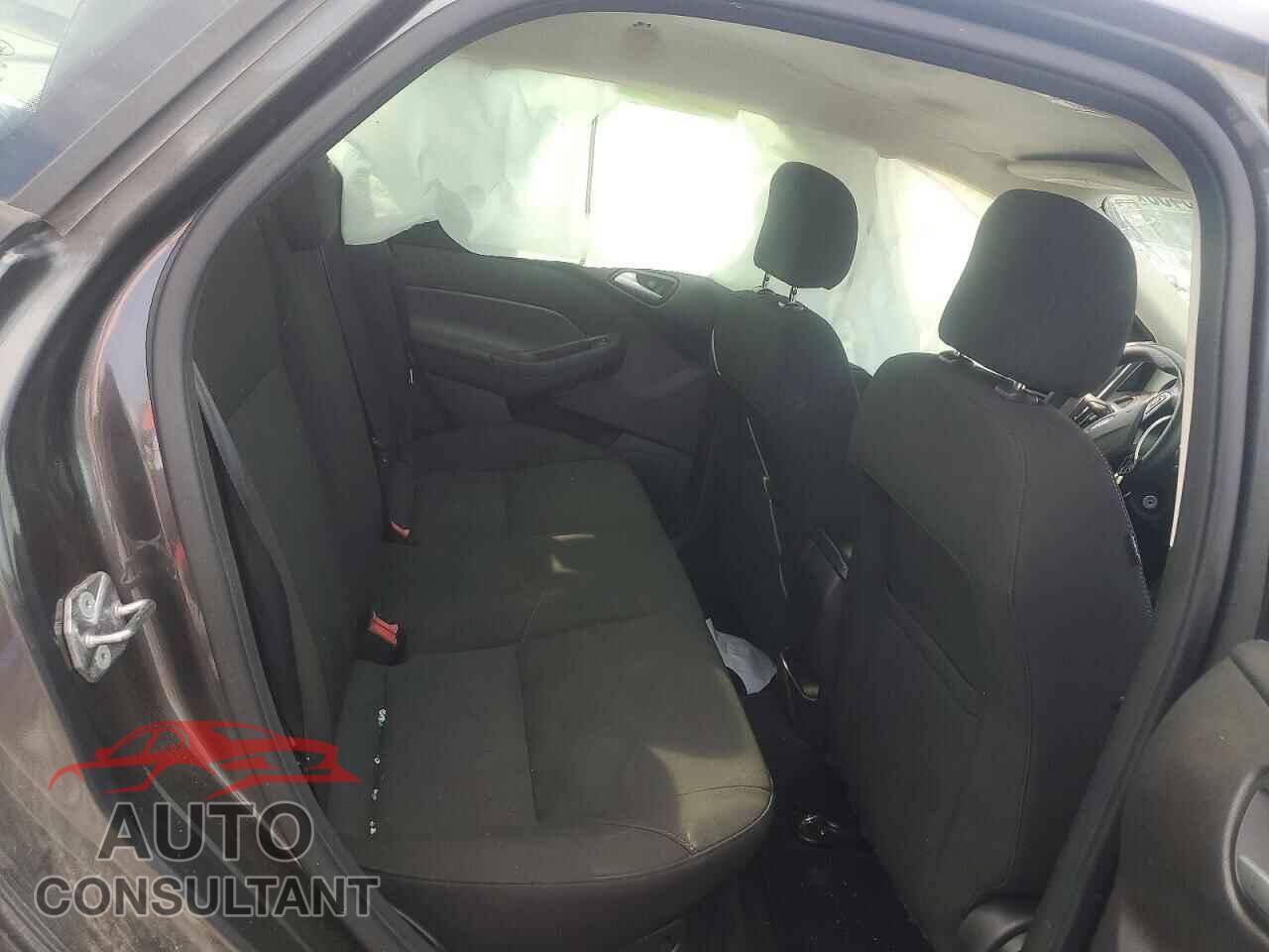 FORD FOCUS 2015 - 1FADP3F22FL239604