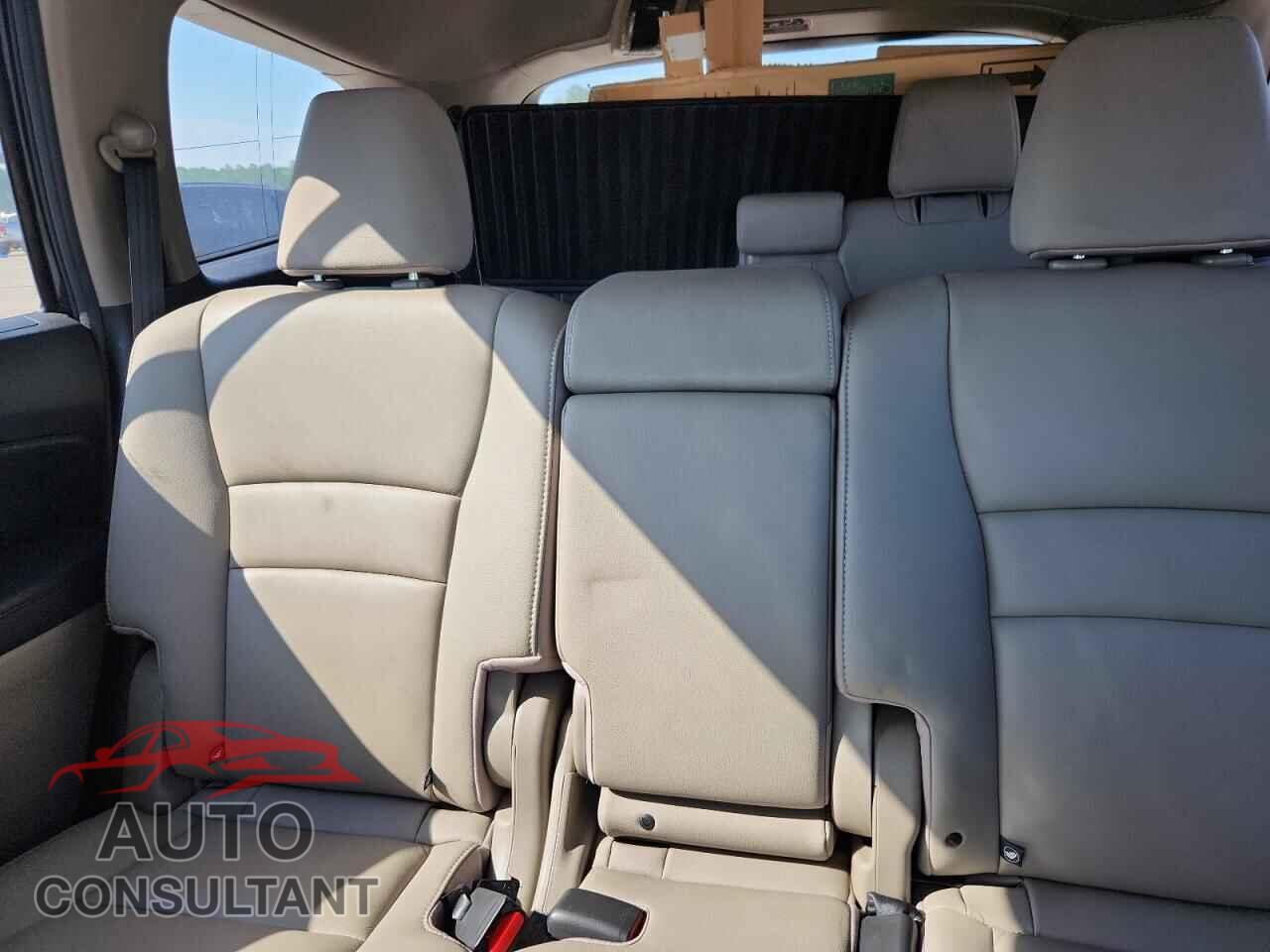 HONDA PILOT 2017 - 5FNYF6H50HB084418