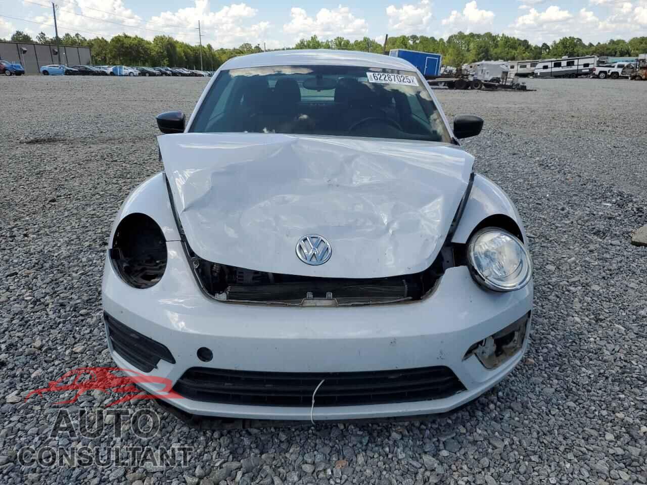 VOLKSWAGEN BEETLE 2018 - 3VWFD7AT0JM703383