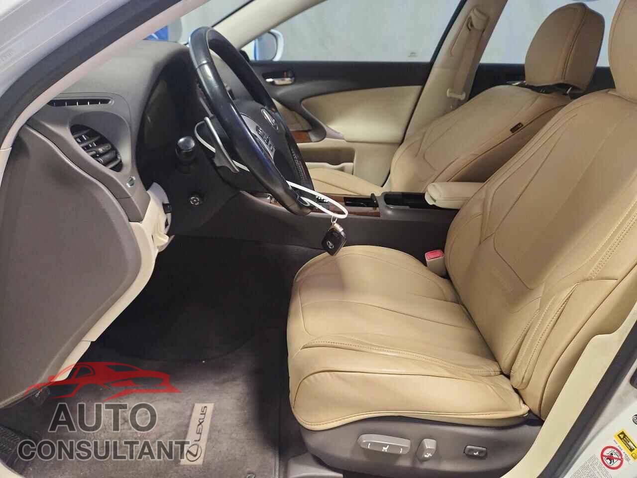 LEXUS IS 2011 - JTHCF5C23B5049705