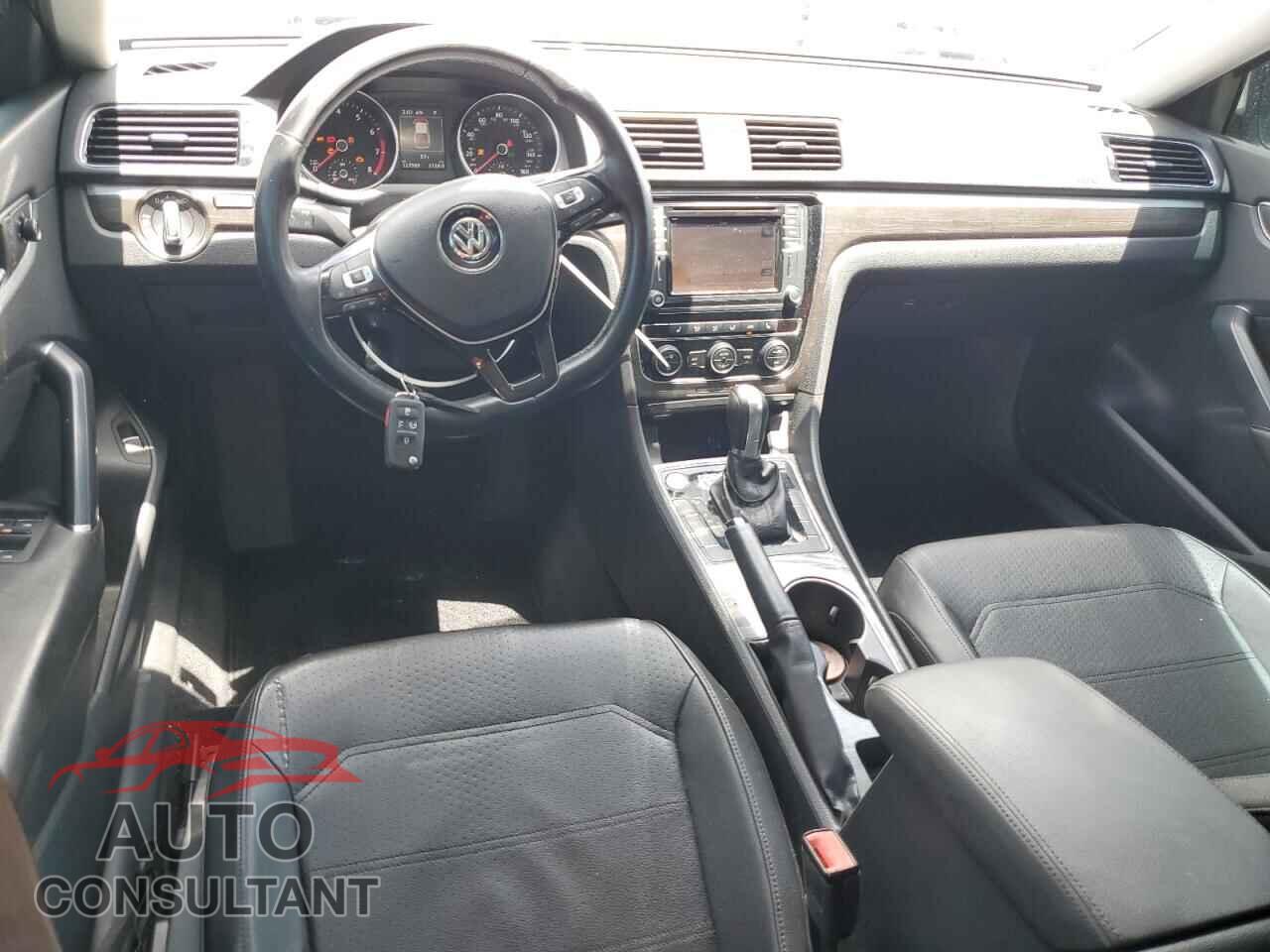 VOLKSWAGEN PASSAT 2017 - 1VWGT7A38HC055178