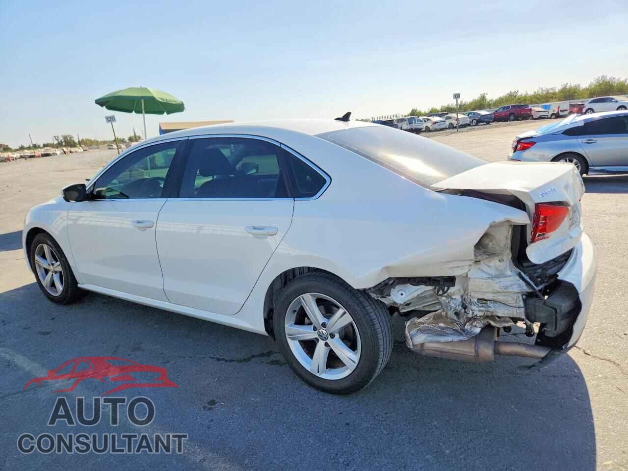 VOLKSWAGEN PASSAT 2015 - 1VWAT7A38FC100252