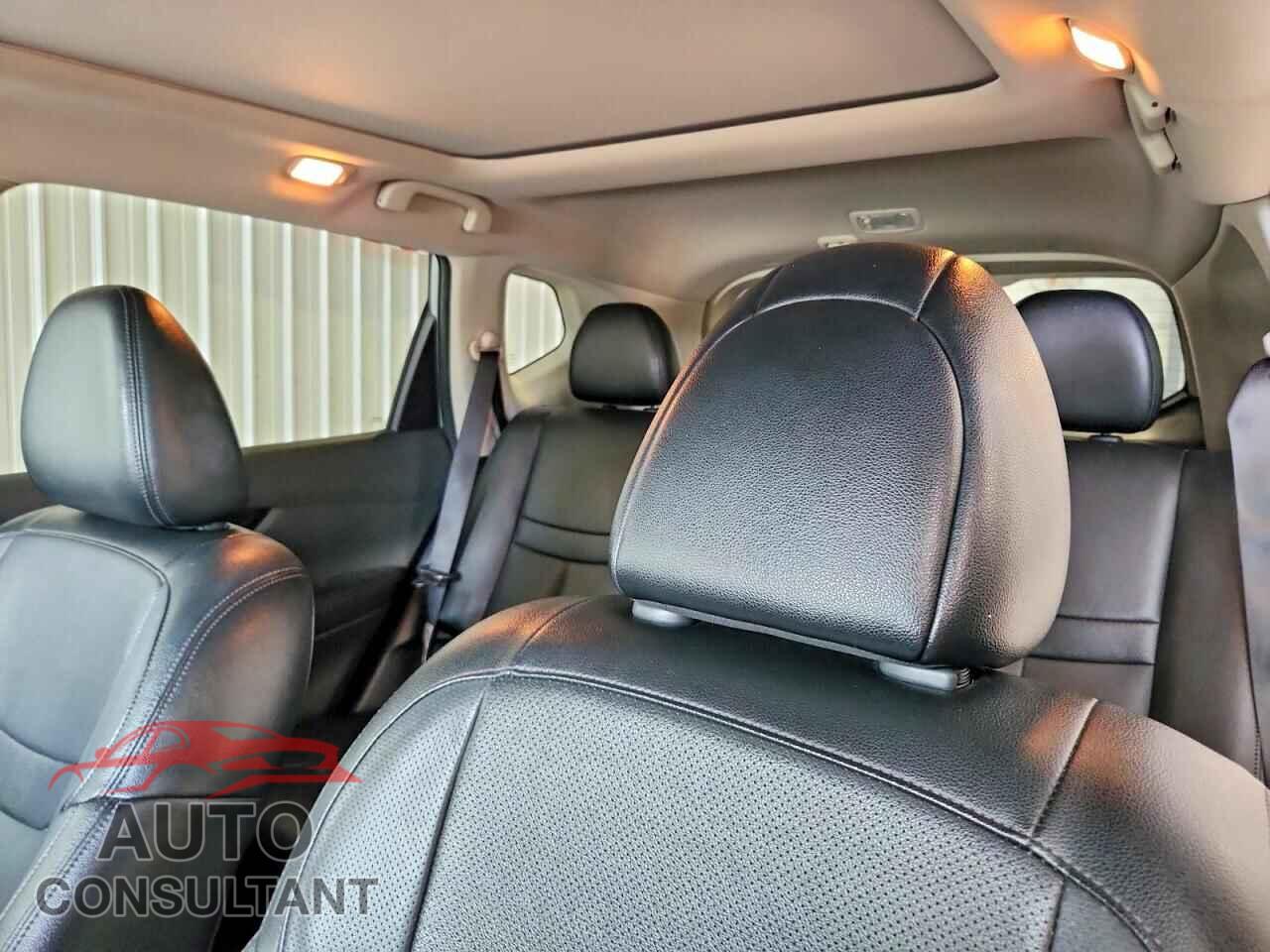 NISSAN ROGUE 2017 - 5N1AT2MV2HC835584