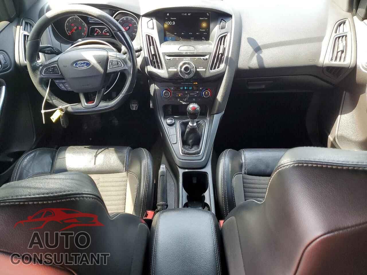 FORD FOCUS 2017 - 1FADP3L96HL259942