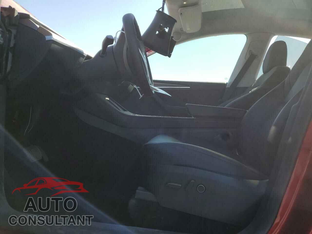TESLA MODEL Y 2024 - 7SAYGDEE4RF056552