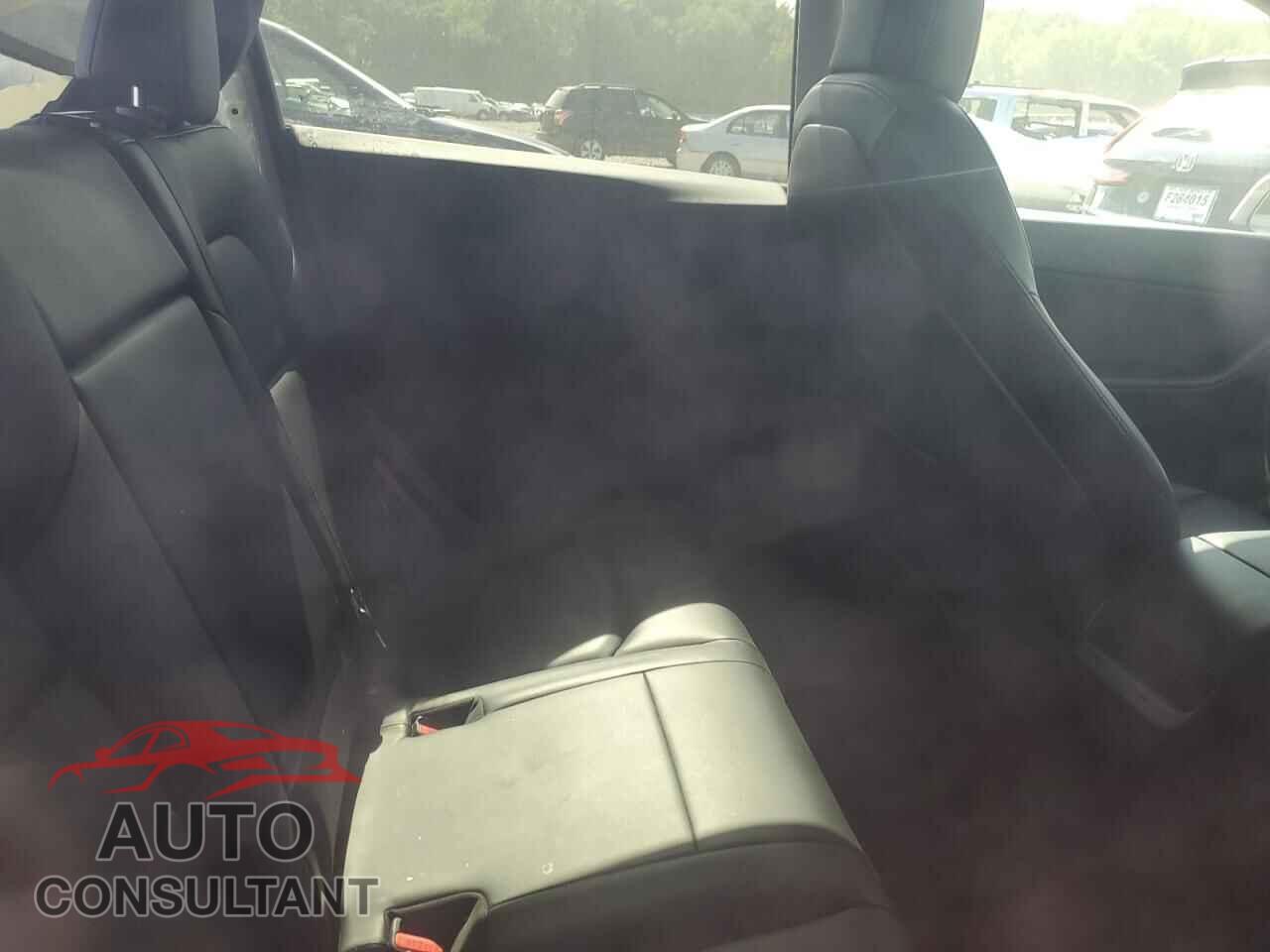 TESLA MODEL Y 2021 - 5YJYGDEEXMF077783