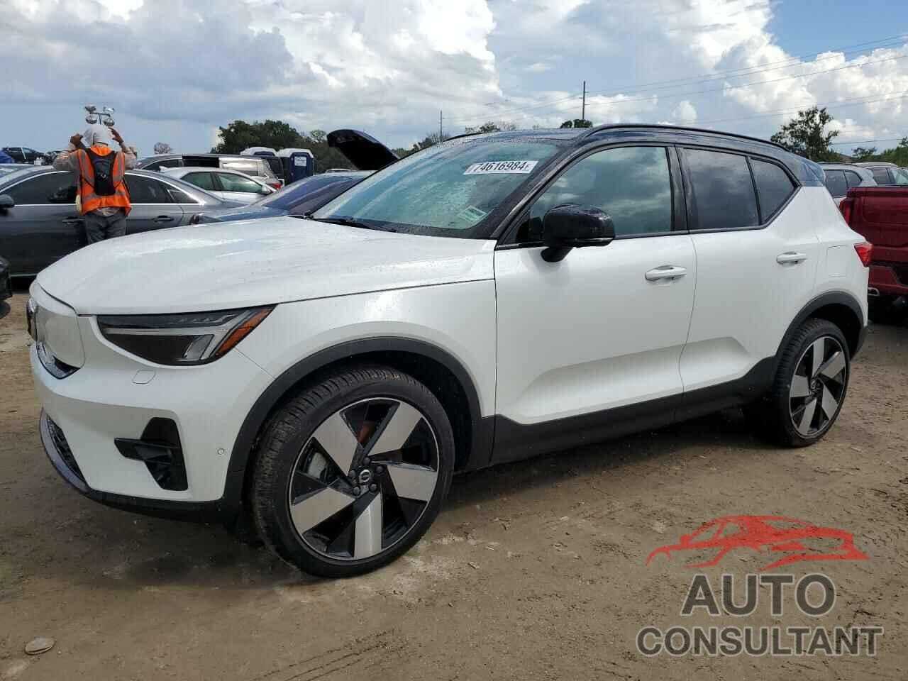 VOLVO XC40 2023 - YV4ED3UM9P2982888