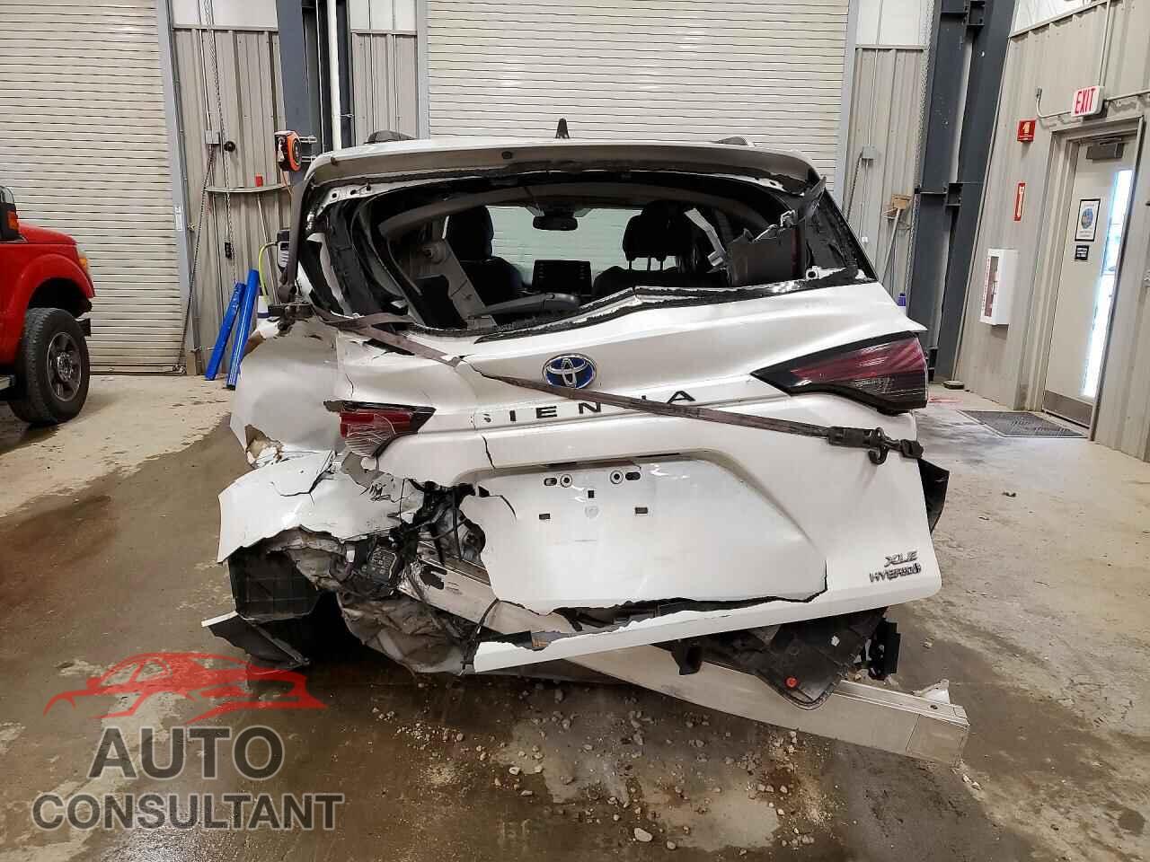 TOYOTA SIENNA 2023 - 5TDYSKFC2PS077633