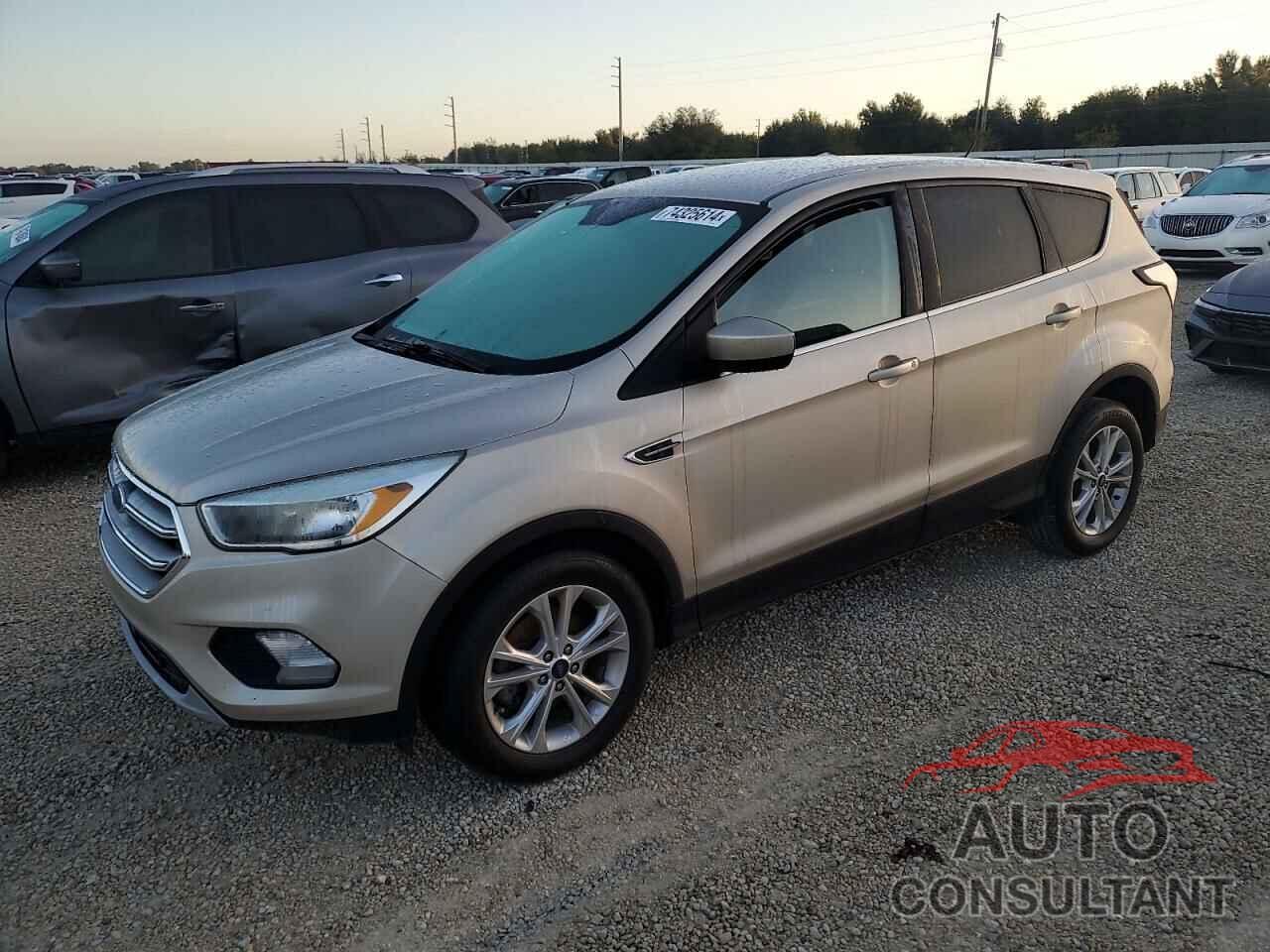 FORD ESCAPE 2017 - 1FMCU0GD4HUC73470