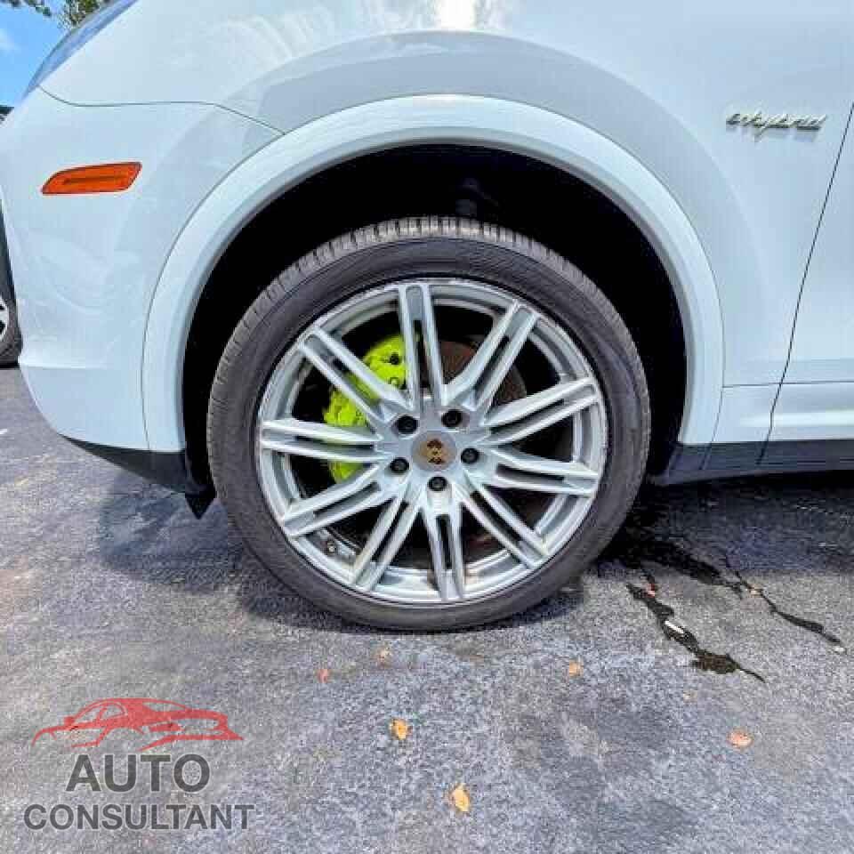 PORSCHE CAYENNE 2017 - WP1AE2A26HLA70970