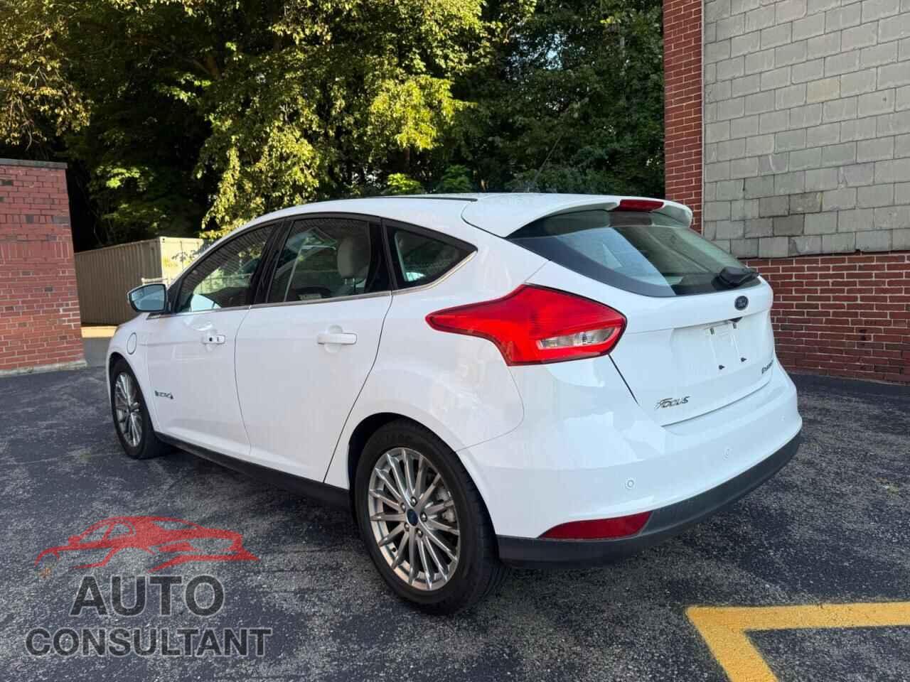 FORD FOCUS 2016 - 1FADP3R41GL380792