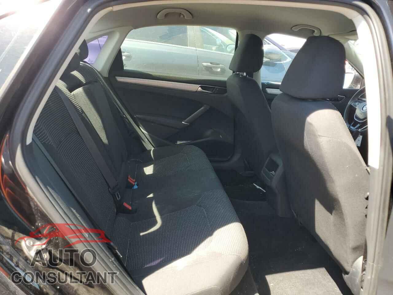 VOLKSWAGEN PASSAT 2017 - 1VWAT7A35HC043835