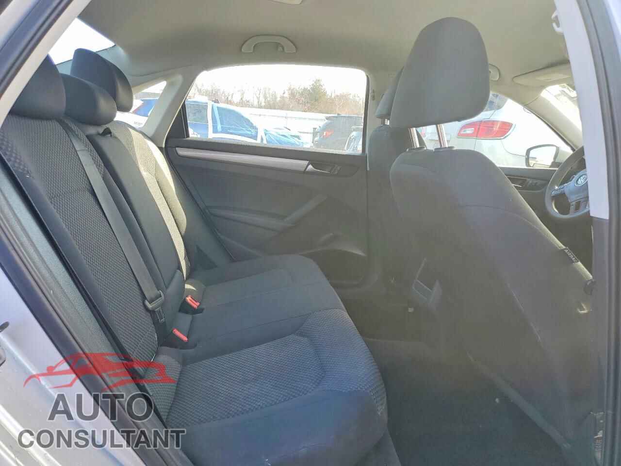 VOLKSWAGEN PASSAT 2015 - 1VWAT7A31FC032151