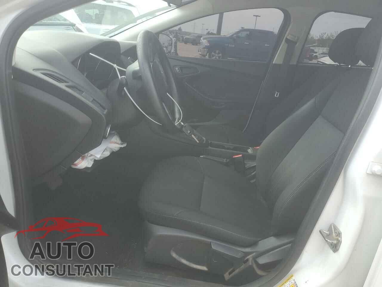 FORD FOCUS 2018 - 1FADP3E27JL204552