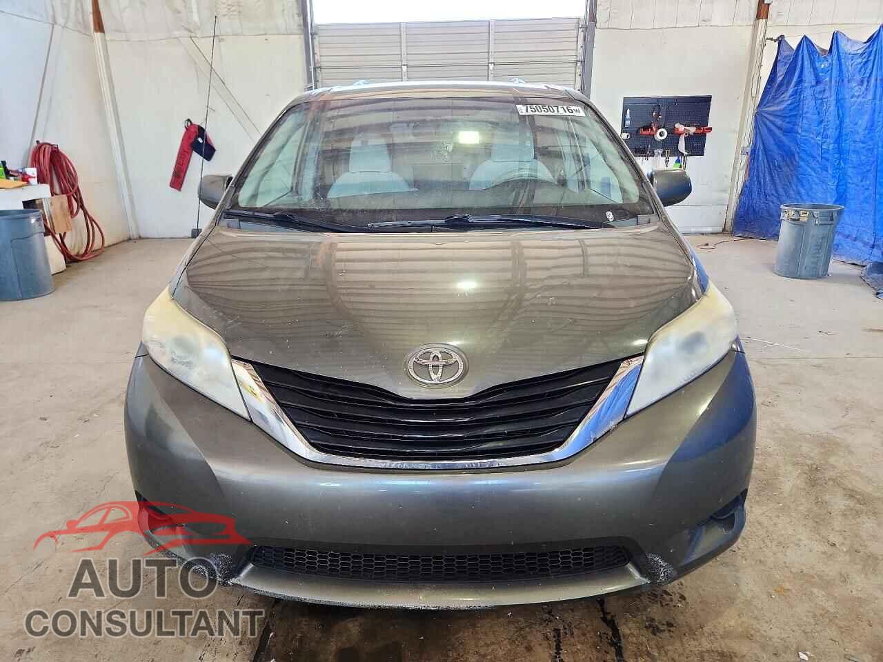 TOYOTA SIENNA 2013 - 5TDKK3DC8DS330304