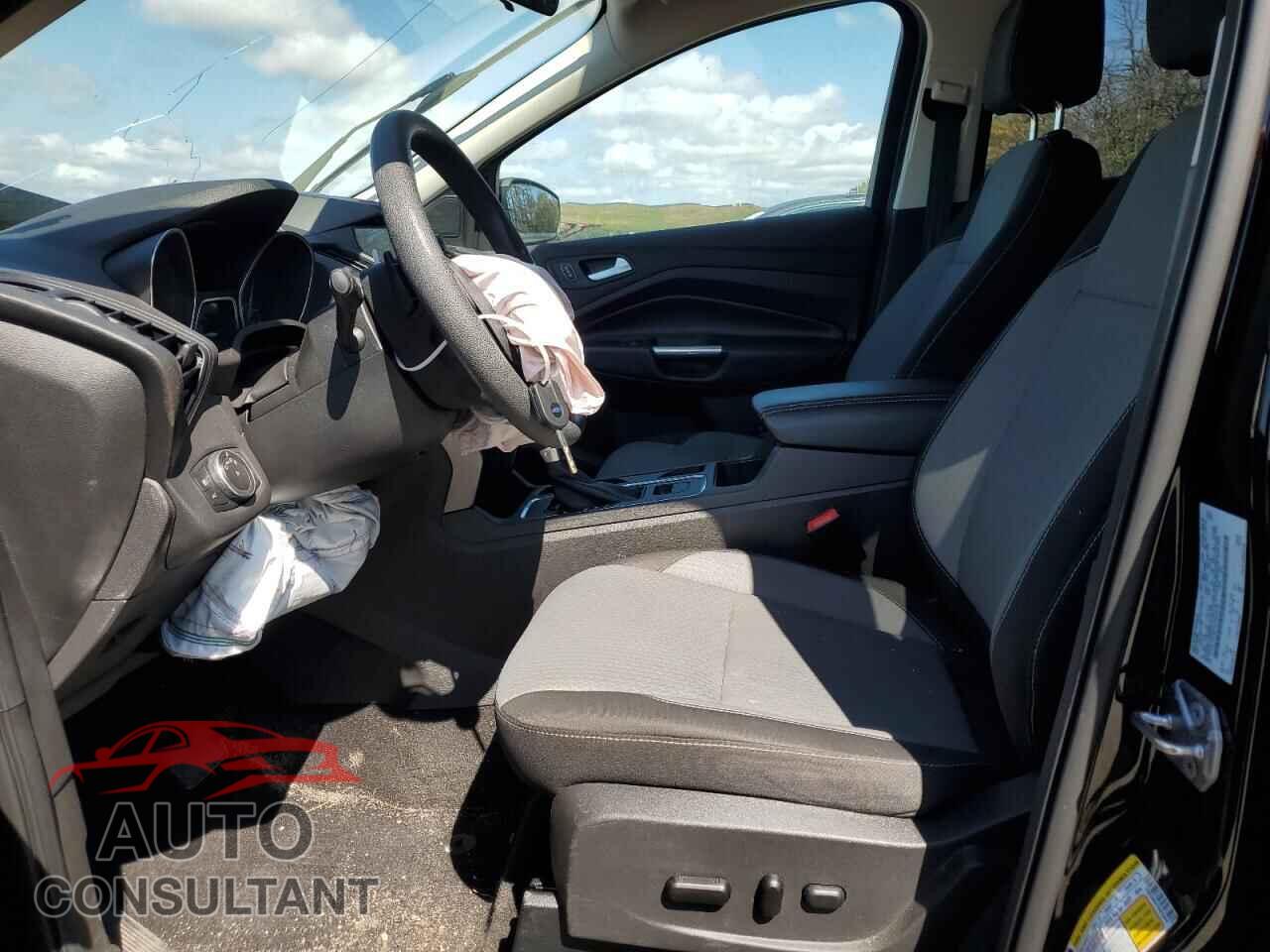 FORD ESCAPE 2017 - 1FMCU9G97HUD33645