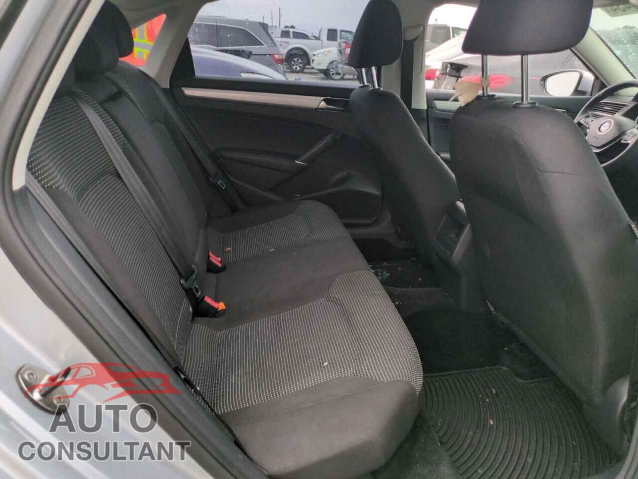 VOLKSWAGEN PASSAT 2017 - 1VWAT7A32HC045767