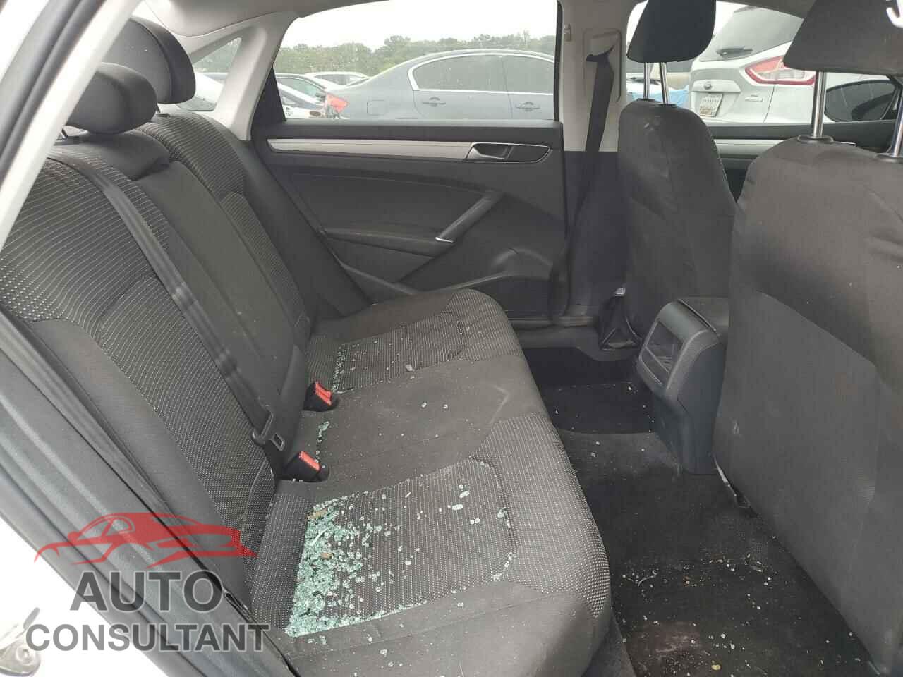VOLKSWAGEN PASSAT 2018 - 1VWAA7A37JC012730