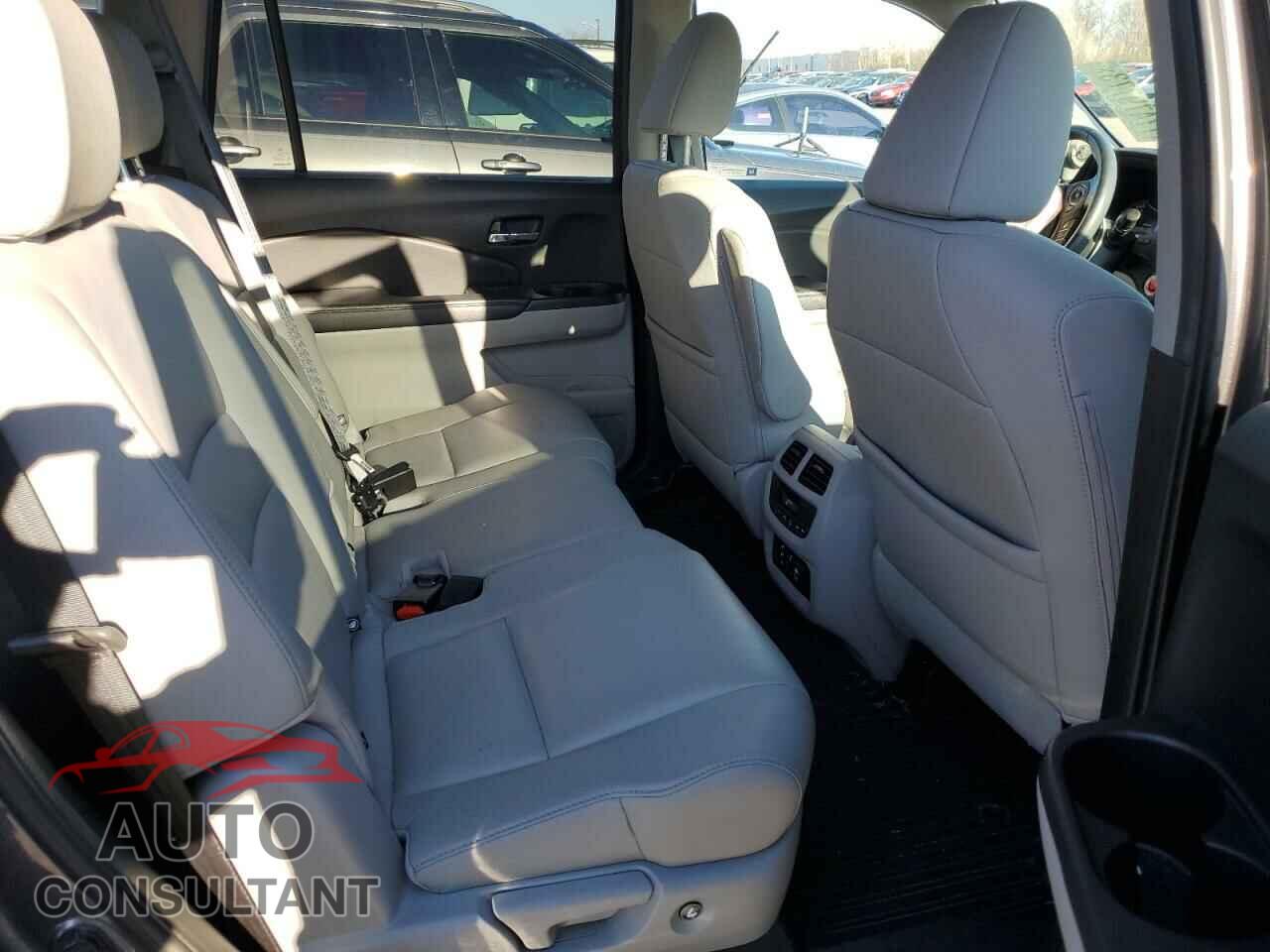 HONDA PILOT 2017 - 5FNYF6H93HB034776