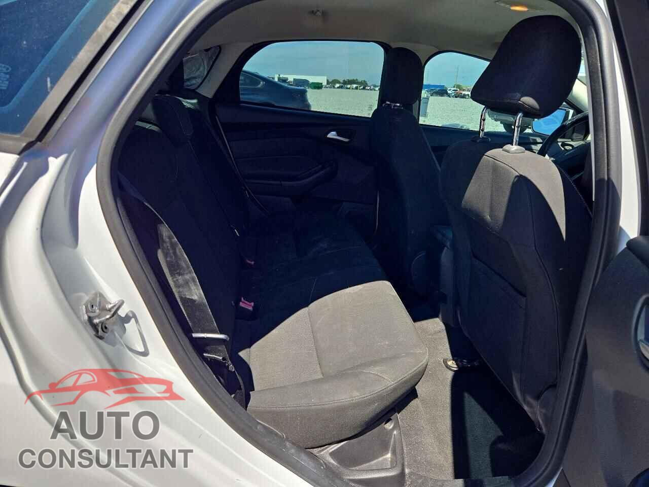FORD FOCUS 2015 - 1FADP3F22FL298345