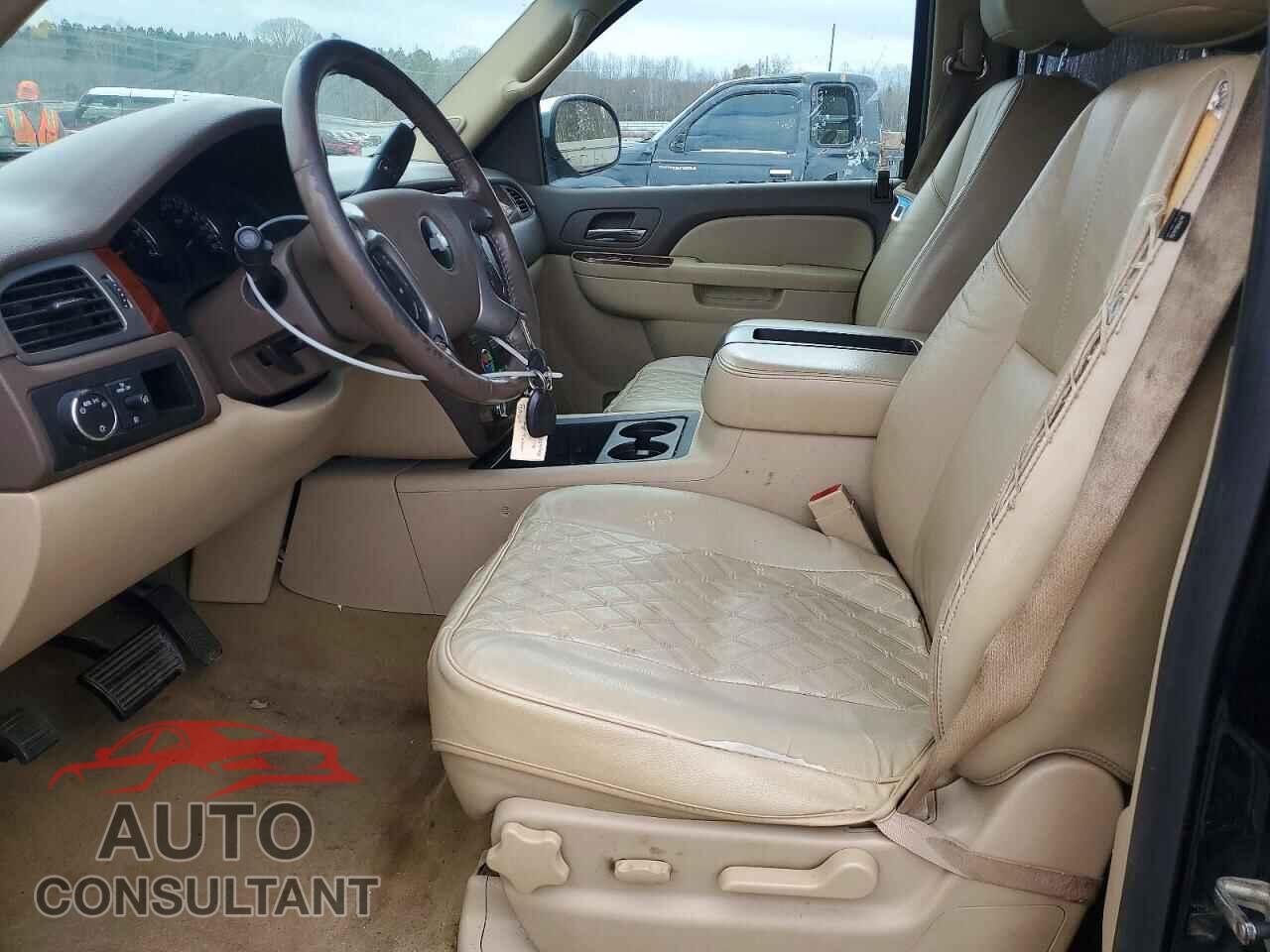 CHEVROLET TAHOE 2010 - 1GNUCBE01AR113473