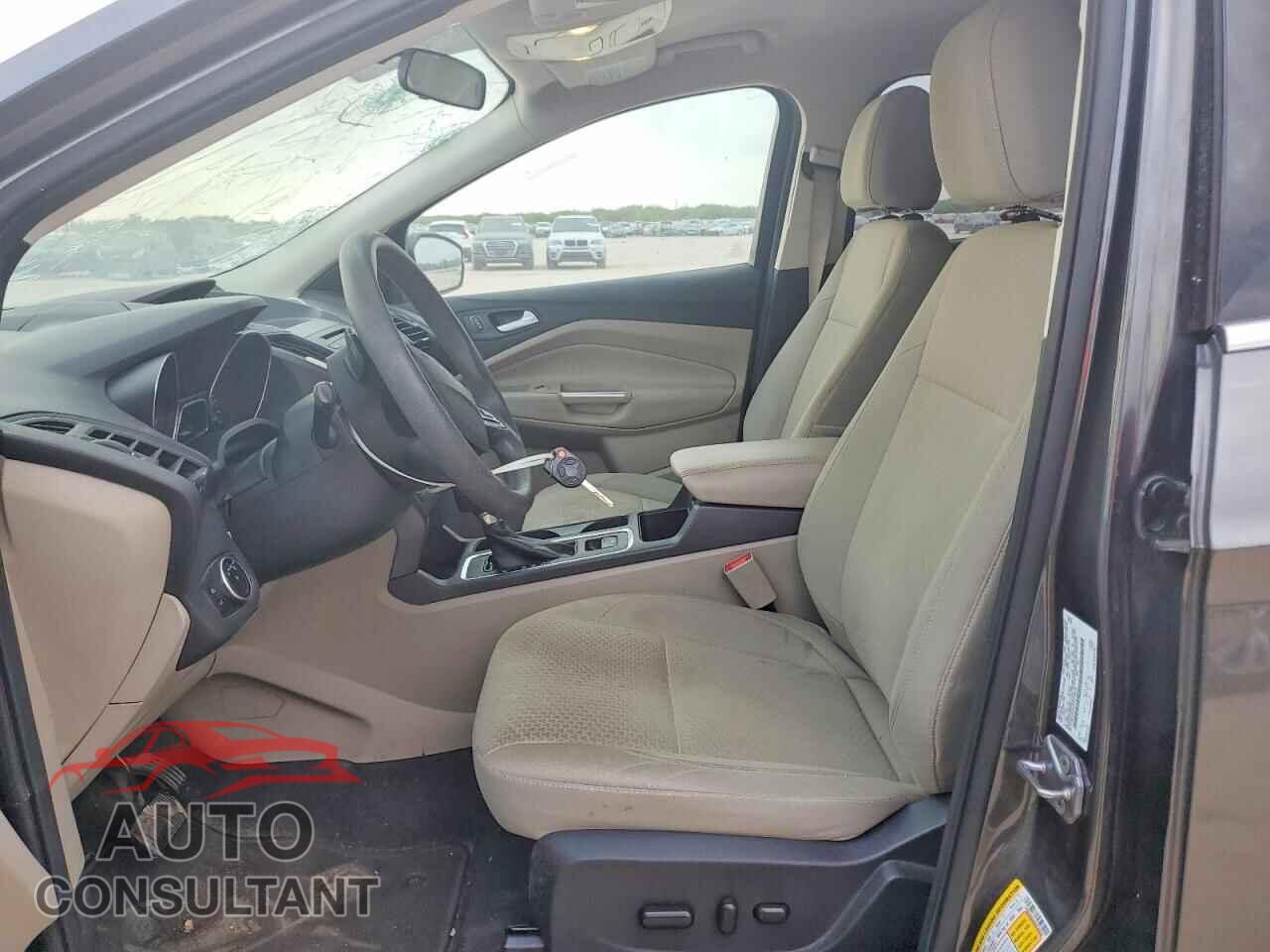 FORD ESCAPE 2017 - 1FMCU0GD4HUC28030