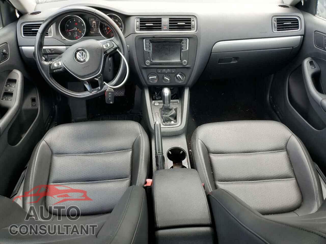 VOLKSWAGEN JETTA 2018 - 3VWDB7AJ9JM242566