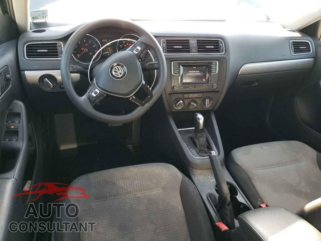 VOLKSWAGEN JETTA 2018 - 3VW2B7AJXJM257732
