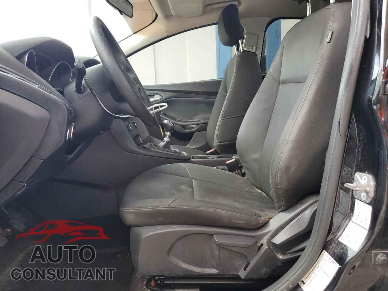 FORD FOCUS 2018 - 1FADP3FEXJL247131