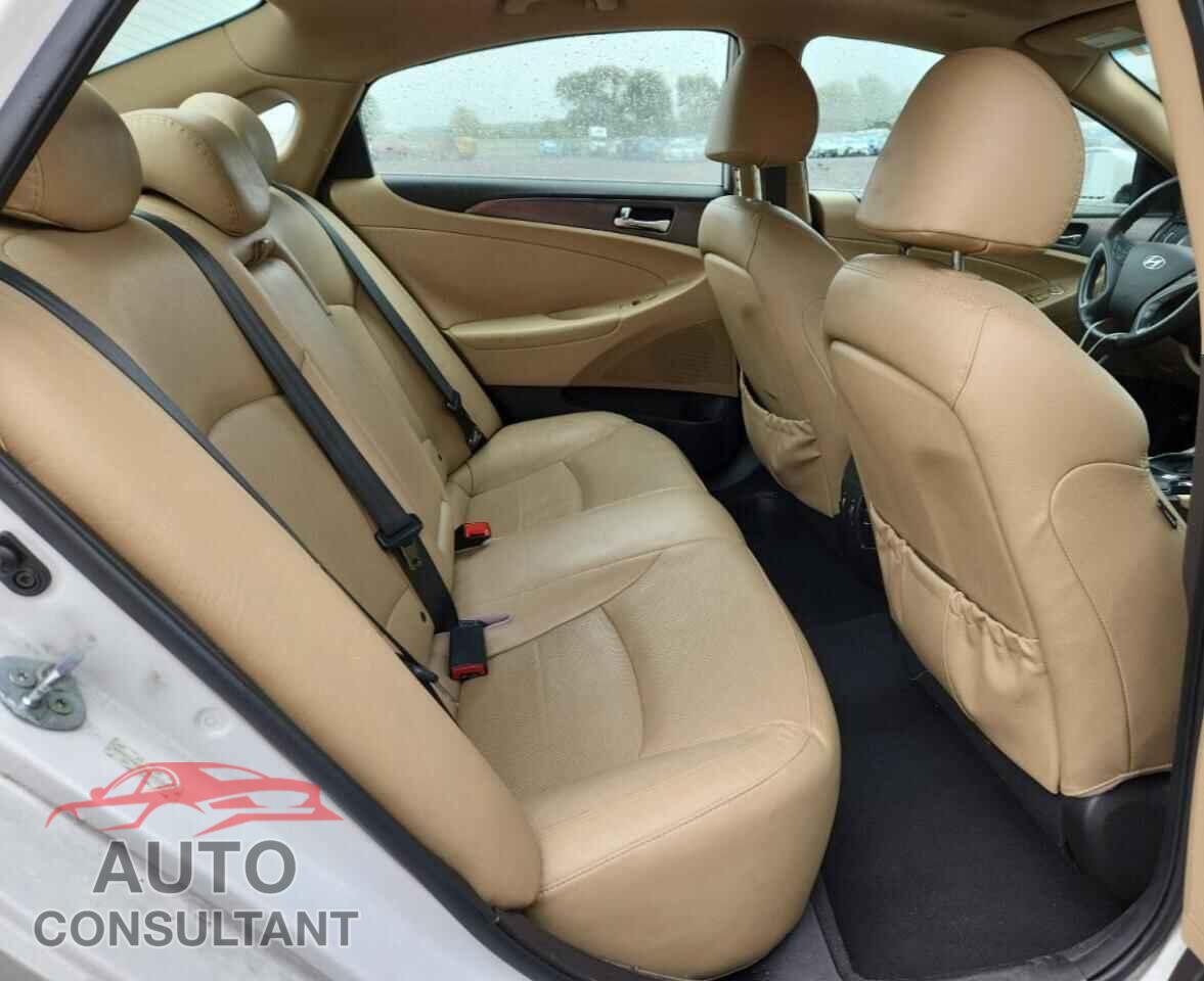 HYUNDAI SONATA 2012 - KMHEC4A47CA031097