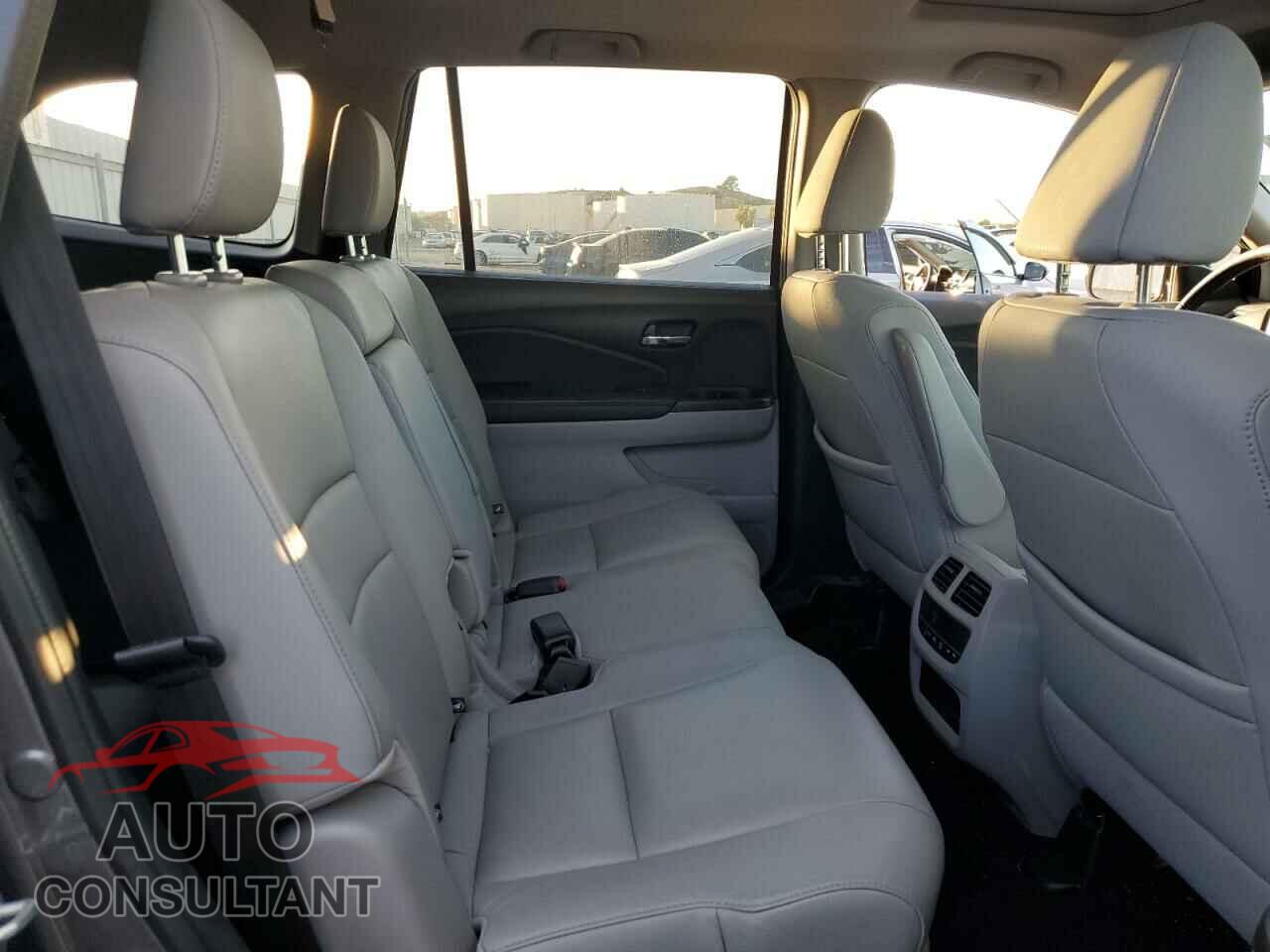 HONDA PILOT 2018 - 5FNYF6H52JB071675