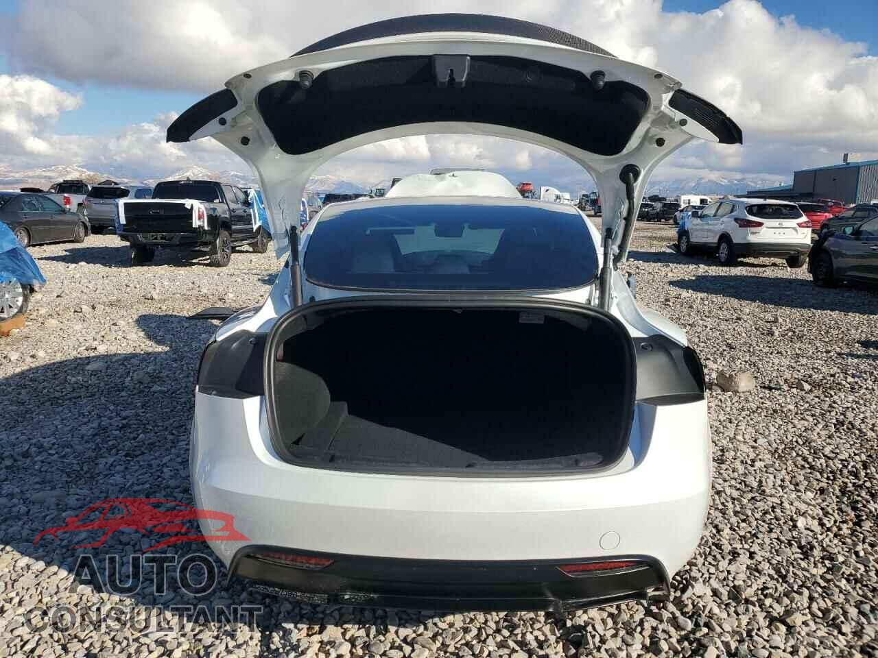TESLA MODEL 3 2024 - 5YJ3E1ET0RF833626
