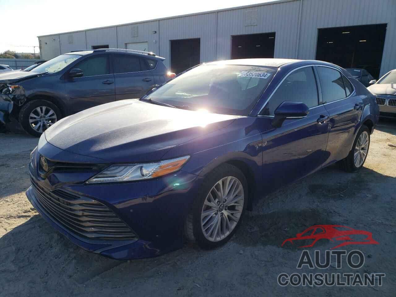 TOYOTA CAMRY 2018 - 4T1B11HK8JU588057