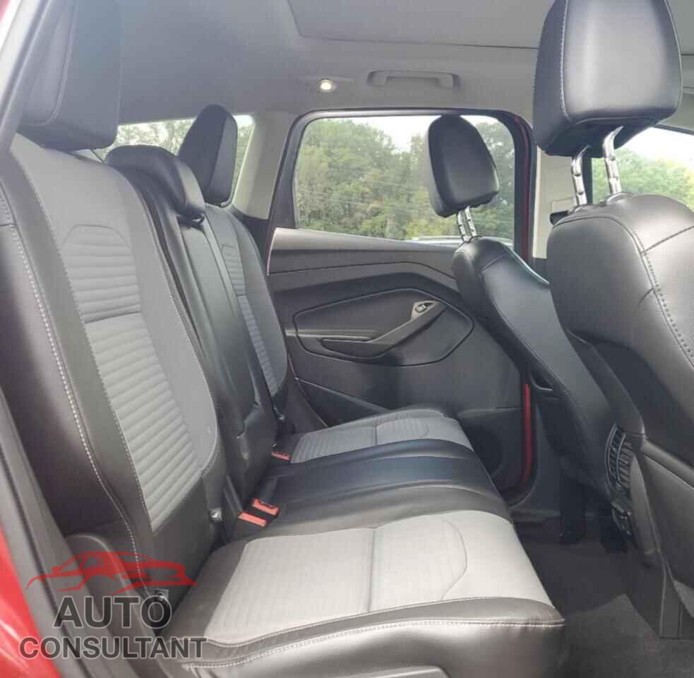 FORD ESCAPE 2017 - 1FMCU9GD8HUC73671
