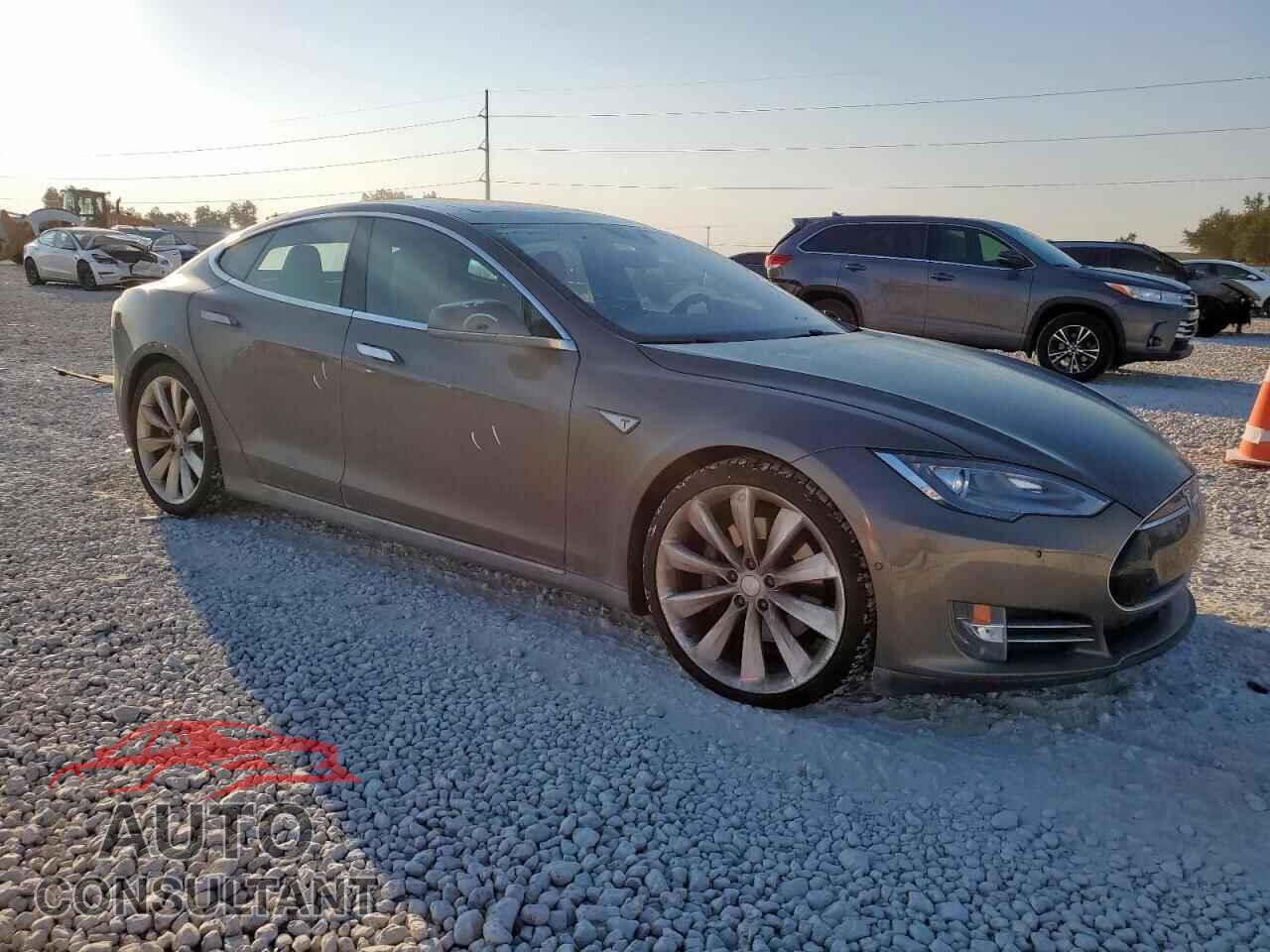 TESLA MODEL S 2015 - 5YJSA1E28FF107829