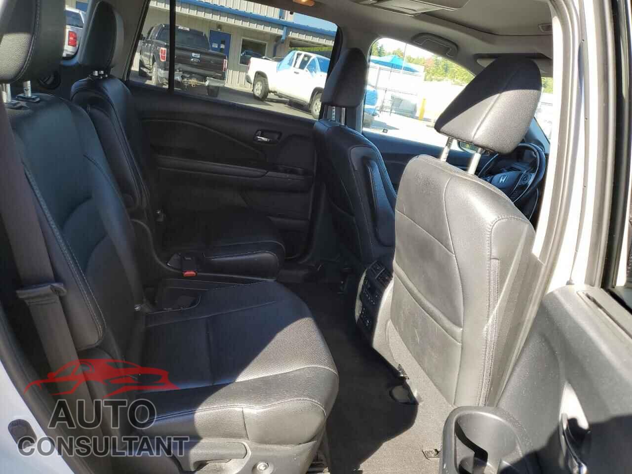 HONDA PILOT 2017 - 5FNYF6H08HB028022