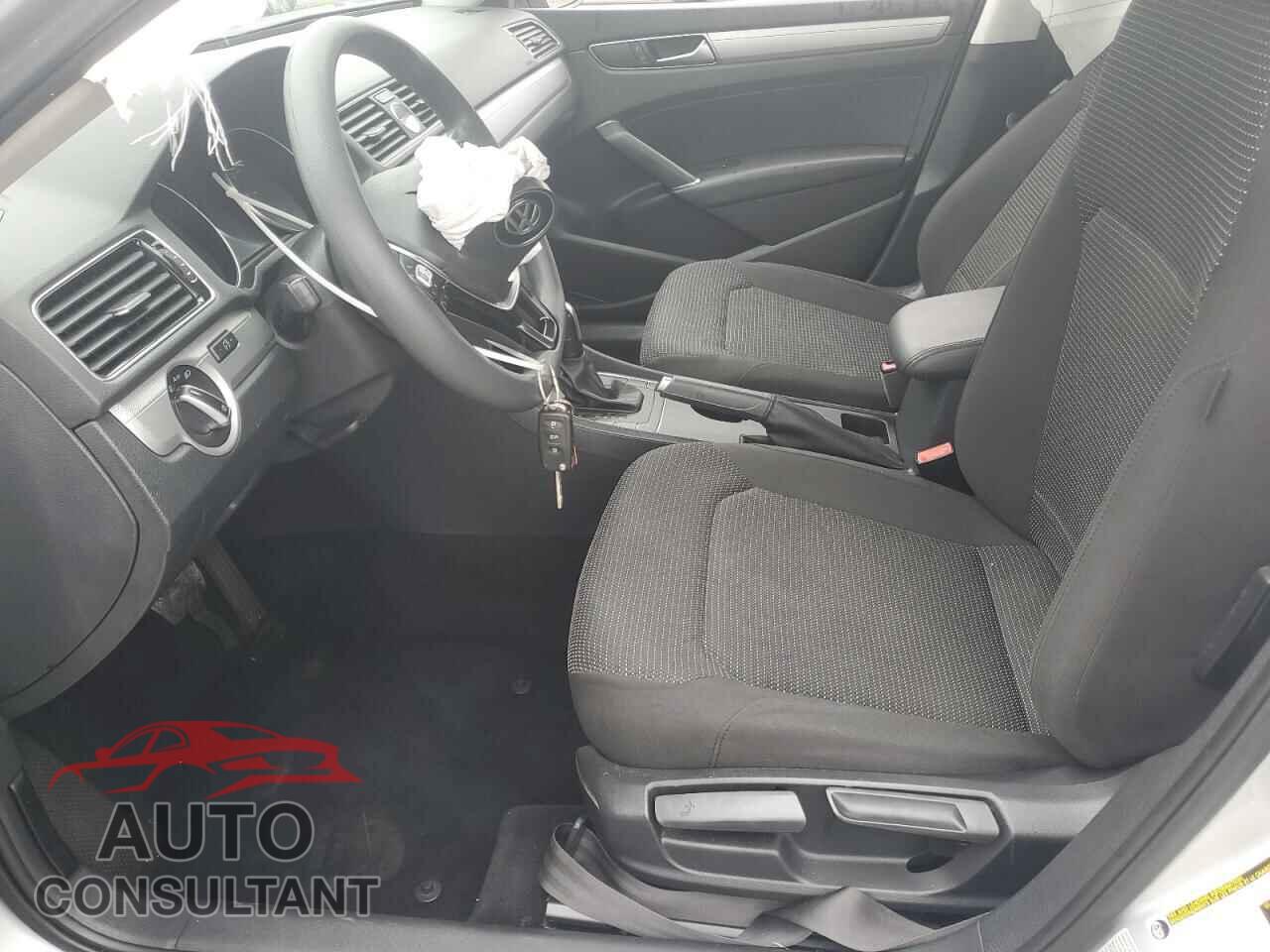 VOLKSWAGEN PASSAT 2017 - 1VWAT7A32HC020433